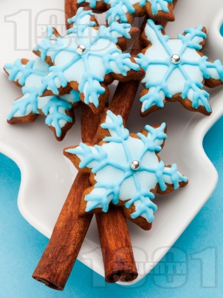 Коледни сладки със синя глазура - снимка на рецептата
